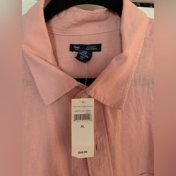 NWT gap button down size XL - Picture 2 of 3